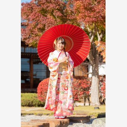 合同会社優希photoが出張撮影した成人式, 落葉, 着物が写った成人式撮影の写真