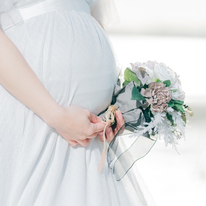 玉城　肇が出張撮影したフラッシュ撮影, ビーチの人々, ジェスチャーなどが写った「ビーチでもマタニティフォト」の家族写真