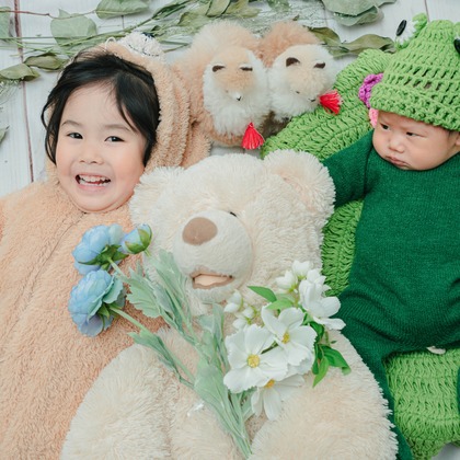 玉城　肇が出張撮影した色合いと色合い, 赤ちゃん・幼児服, 眠っている赤ちゃんなどが写った「ニューボーン撮影」の家族写真