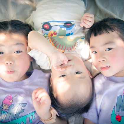 この写真は、出張撮影(家族写真(キッズ,ベビーフォト))のアルバム「みんなの公園」にある写真の1枚で、家族写真(キッズ,ベビーフォト)などが写っています。<br>「みんなの公園」では他にも:albumPhotoCount枚の家族写真を見ることができます。撮影者は戸澤麻衣です。カメラマンのプロフィールページで、家族写真(キッズ,ベビーフォト)撮影の口コミやおすすめコメントを見ることができます。