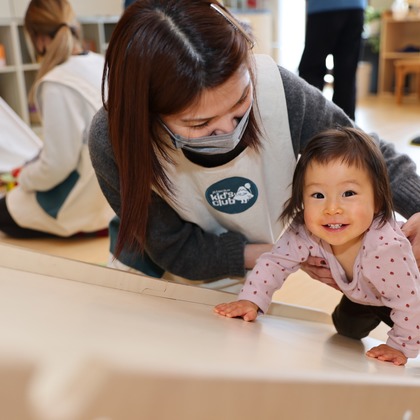 稲蔭一道が出張撮影した筆記具, 赤ちゃん・幼児服, 分かち合うなどが写った「託児所」の家族写真