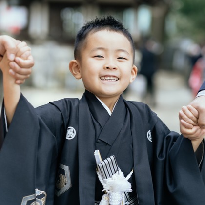 Aurora Photographyが出張撮影したSōjutsu, 遊び場スライド, ジェスチャーなどが写った「七五三、日常撮影」の家族写真