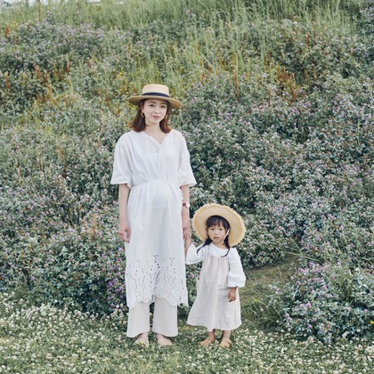 NISHIMURA AKINOBUが出張撮影したドレス, ジェスチャー, 自然の中の人々などが写った「家族フォト@二子玉川公園（東京都世田谷区）」の家族写真