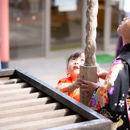 T.Matsumuraが出張撮影したShinohara Hachiman Jinja, 止まった鳥, ストリートファッションなどが写った「七五三＠篠原八幡神社」の家族写真