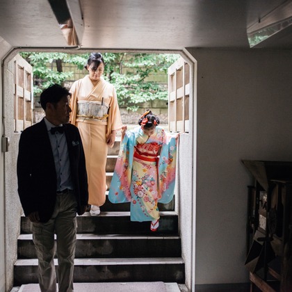 植村由理が出張撮影したストリートファッション, 753, 生物などが写った「七五三　＠神明社　横浜」の家族写真