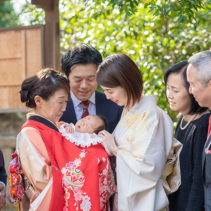 まんまるフォトが出張撮影した儀式, ヘアアクセサリー, オレンジなどが写った「お宮参り・赤ちゃん写真」の家族写真
