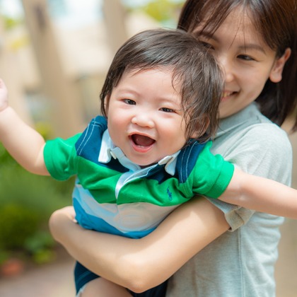 藤村素晴が出張撮影した赤ちゃん・幼児服, 赤ちゃんのおもちゃで遊ぶ, 自然の中の人々などが写った「【家族写真】公園+ご自宅にて」の家族写真