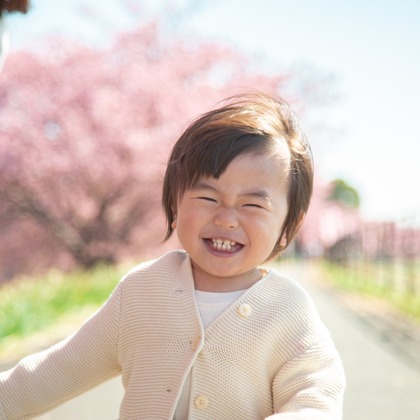 ゆのみふぉとが出張撮影した自然の中の人々, 手をつないで, 友情などが写った「桜とお写真」の家族写真