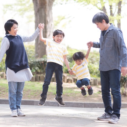 酒井こうへい写真製作所が出張撮影した入学式, 肌, 桜が写った家族写真の出張撮影の写真