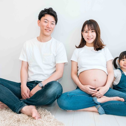 この写真は、出張撮影(家族写真(キッズ,ベビーフォト))のアルバム「名古屋　マタニティフォト　家族写真」にある写真の1枚で、家族写真(キッズ,ベビーフォト)などが写っています。<br>「名古屋　マタニティフォト　家族写真」では他にも:albumPhotoCount枚の家族写真を見ることができます。撮影者はCinematic Eyes 森川有栄です。カメラマンのプロフィールページで、家族写真(キッズ,ベビーフォト)撮影の口コミやおすすめコメントを見ることができます。