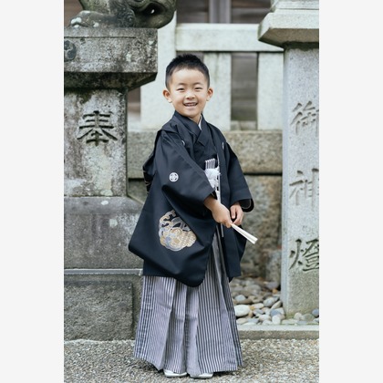 Aurora Photographyが出張撮影したSōjutsu, 遊び場スライド, ジェスチャーなどが写った「七五三、日常撮影」の家族写真