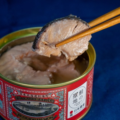 Yファクトリーが撮影した「開拓使別海さけ缶詰」の写真
