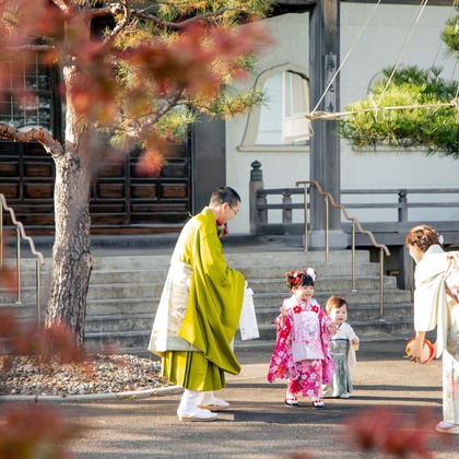 この写真は、出張撮影(家族写真(キッズ,ベビーフォト))のアルバム「記念写真」にある写真の1枚で、家族写真(キッズ,ベビーフォト)などが写っています。<br>「記念写真」では他にも:albumPhotoCount枚の家族写真を見ることができます。撮影者は富田桃子写真事務所です。カメラマンのプロフィールページで、家族写真(キッズ,ベビーフォト)撮影の口コミやおすすめコメントを見ることができます。