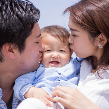 Smile works／益田ともかが出張撮影した赤ちゃんのおもちゃで遊ぶ, 子供たちと遊ぶ, イヌ科などが写った「ロケーションフォト」の家族写真