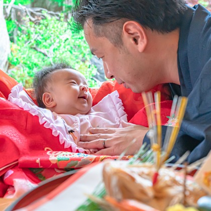 高木勇斗が出張撮影した「お食い初め」の家族写真