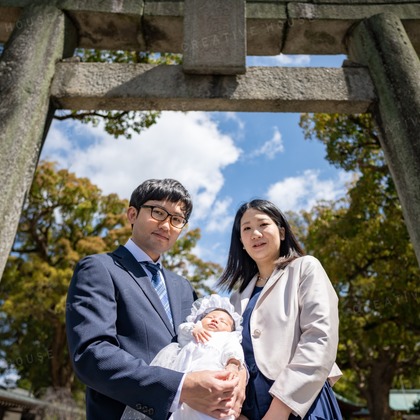 CREATIVE HOUSEが出張撮影したMomijihachimangu, Hakozakigu, ネクタイなどが写った「お宮参り」の家族写真