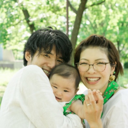 富岡 そよぎが出張撮影したスイング, 分かち合う, 人間の解決などが写った「お気に入りの公園でのハーフバースデー」の家族写真