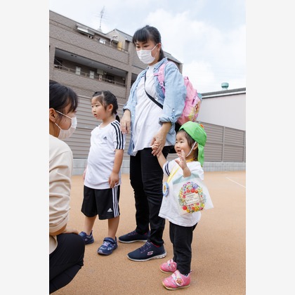 T.Matsumuraが出張撮影した甘いひよこ, 鍛冶池キャンプ場, ローラースポーツなどが写った「運動会（保育園）」の家族写真