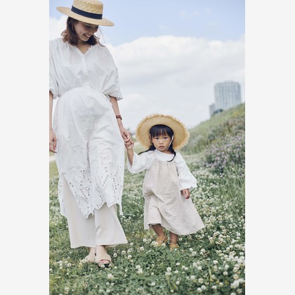 NISHIMURA AKINOBUが出張撮影したドレス, ジェスチャー, 自然の中の人々などが写った「家族フォト@二子玉川公園（東京都世田谷区）」の家族写真