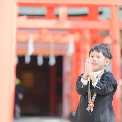 萬代　一樹が出張撮影した湊川神社, 荷物とバッグ, ネクタイが写った七五三フォトの写真