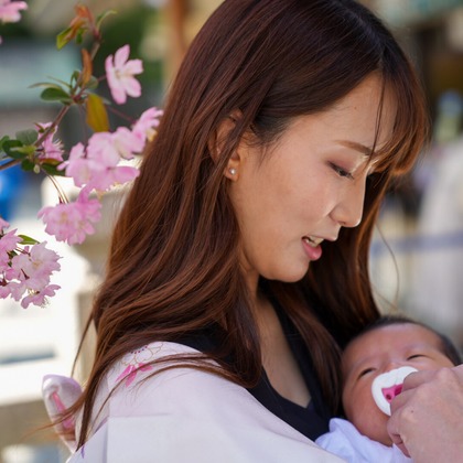 中村誠琢が出張撮影したネクタイ, フラッシュ撮影, ジェスチャーなどが写った「お宮参り」の家族写真