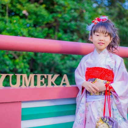 写真館PhotoLが出張撮影した自然の中の人々, 黄, 子どもが写ったエンゲージメントフォトの写真