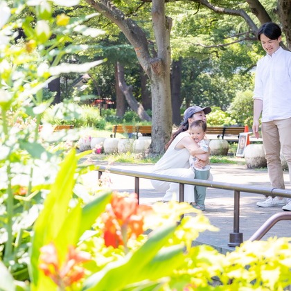 大森光太郎・K-PHOTOが出張撮影した赤ちゃん・幼児服, 分かち合う, フラッシュ撮影などが写った「家族写真撮影」の家族写真