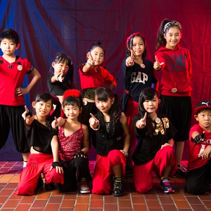 踊るカメラマンAKIRAが撮影したウェディングや家族、ビジネスの写真