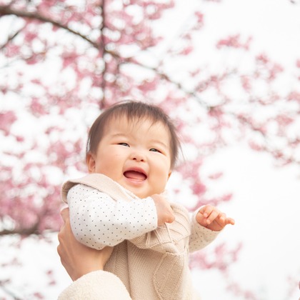 ゆのみふぉとが出張撮影した自然の中の人々, 手をつないで, 友情などが写った「桜とお写真」の家族写真