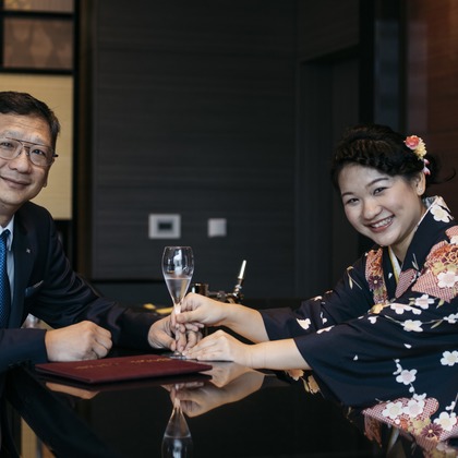 植村由理が出張撮影した脊椎動物, コミュニケーション, 植物などが写った「卒業式 at 早稲田大学、オークウッドプレミア東京」の家族写真