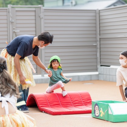 T.Matsumuraが出張撮影した甘いひよこ, 鍛冶池キャンプ場, ローラースポーツなどが写った「運動会（保育園）」の家族写真