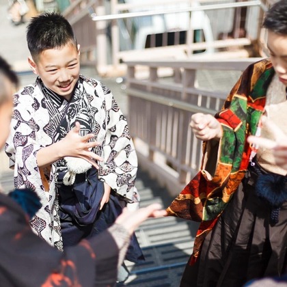 中井企画が出張撮影したKishiwada Castle, スポーツユニフォーム, 分かち合うなどが写った「ハーフ成人式」の家族写真