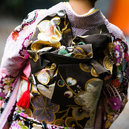 アトリエ　エピカ/清水　一哉が出張撮影した成人式, 立っている, フローラなどが写った「成人式ロケ」の家族写真