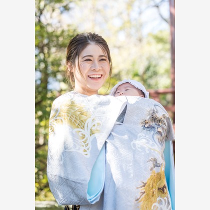 森元こずえが出張撮影したネクタイ, シャツ, ジェスチャーなどが写った「お宮参り」の家族写真