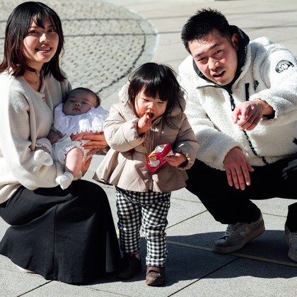 出張撮影くろさわが出張撮影したショール, 唯一, 裸足などが写った「お宮参り」の家族写真