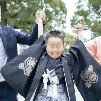 Aurora Photographyが出張撮影したSōjutsu, 遊び場スライド, ジェスチャーなどが写った「七五三、日常撮影」の家族写真