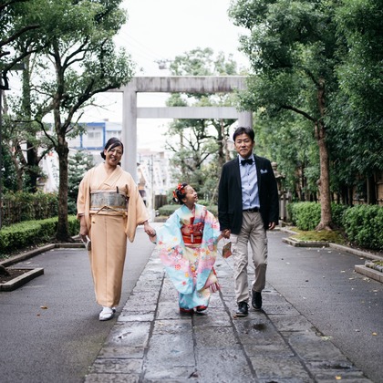 植村由理が出張撮影したストリートファッション, 753, 生物などが写った「七五三　＠神明社　横浜」の家族写真