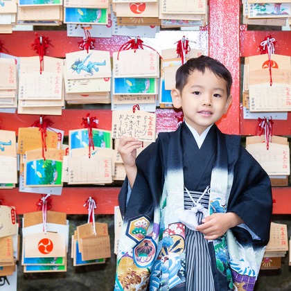 Kan Suzuki  photographyが出張撮影したTanashi Shrine, ネクタイ, 分かち合うなどが写った「田無神社」の家族写真