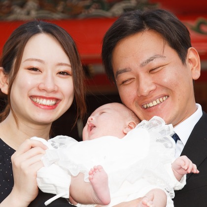中井企画が出張撮影した挨拶, ネクタイ, 赤ちゃん・幼児服などが写った「お宮参り」の家族写真