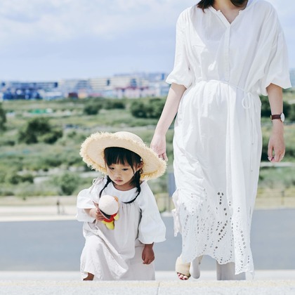 NISHIMURA AKINOBUが出張撮影したドレス, ジェスチャー, 自然の中の人々などが写った「家族フォト@二子玉川公園（東京都世田谷区）」の家族写真