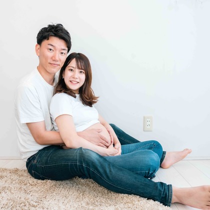 この写真は、出張撮影(家族写真(キッズ,ベビーフォト))のアルバム「名古屋　マタニティフォト　家族写真」にある写真の1枚で、家族写真(キッズ,ベビーフォト)などが写っています。<br>「名古屋　マタニティフォト　家族写真」では他にも:albumPhotoCount枚の家族写真を見ることができます。撮影者はCinematic Eyes 森川有栄です。カメラマンのプロフィールページで、家族写真(キッズ,ベビーフォト)撮影の口コミやおすすめコメントを見ることができます。