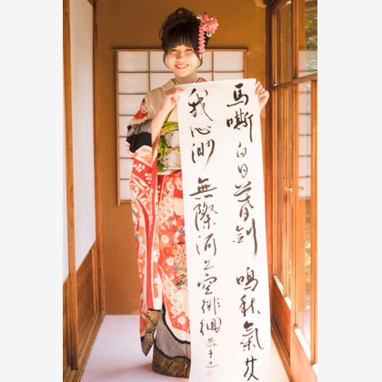 富岡 そよぎが出張撮影した罰金, 日本の伝統楽器, 自然の中の人々などが写った「日本庭園、和室での成人式撮影」の家族写真
