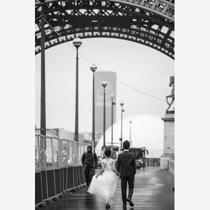 Petite Nao Photographyが撮影した「パリでのフォトウェディング（エッフェル塔、アレキサンドルIII世橋、ルーブル美術館）」の写真