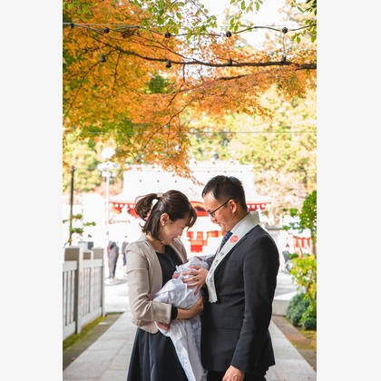 山下　剛が出張撮影したネクタイ, 赤ちゃん・幼児服, 慰めなどが写った「お宮参りの撮影」の家族写真