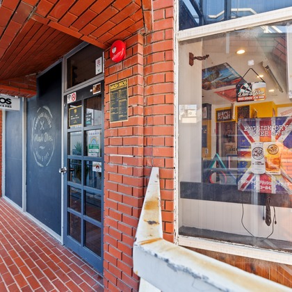 山内　信弥が撮影した「ブリティッシュパブ、タトゥースタジオ」の写真