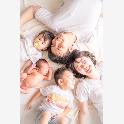 この写真は、出張撮影(家族写真(キッズ,ベビーフォト))のアルバム「ファミリー」にある写真の1枚で、家族写真(キッズ,ベビーフォト)などが写っています。<br>「ファミリー」では他にも:albumPhotoCount枚の家族写真を見ることができます。撮影者はYossyです。カメラマンのプロフィールページで、家族写真(キッズ,ベビーフォト)撮影の口コミやおすすめコメントを見ることができます。