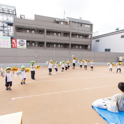 T.Matsumuraが出張撮影した甘いひよこ, 鍛冶池キャンプ場, ローラースポーツなどが写った「運動会（保育園）」の家族写真
