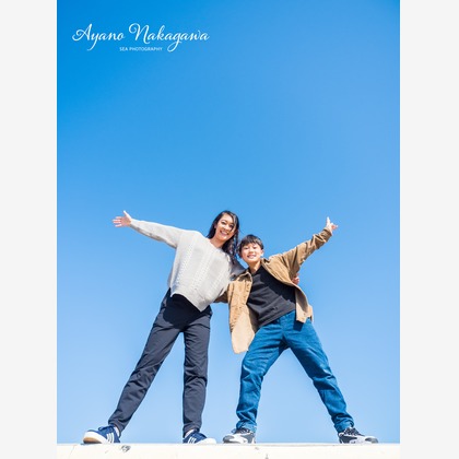 中川彩乃が出張撮影した「ビーチサイドポートレート」の家族写真