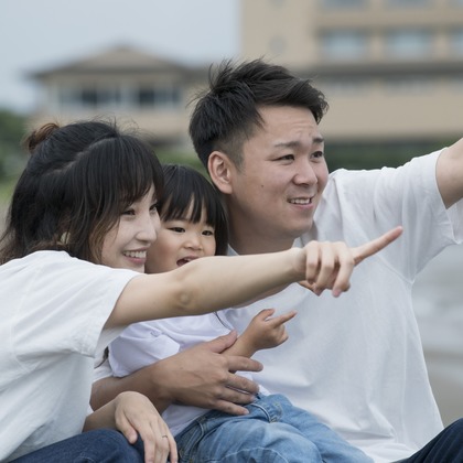 A&Y写真OFFICEが出張撮影した荷物とバッグ, シンボル, バックパックなどが写った「家族写真」の家族写真