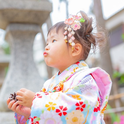 この写真は、出張撮影(家族写真(キッズ,ベビーフォト))のアルバム「出張七五三撮影」にある写真の1枚で、家族写真(キッズ,ベビーフォト)などが写っています。<br>「出張七五三撮影」では他にも:albumPhotoCount枚の家族写真を見ることができます。撮影者は岡田　圭太です。カメラマンのプロフィールページで、家族写真(キッズ,ベビーフォト)撮影の口コミやおすすめコメントを見ることができます。